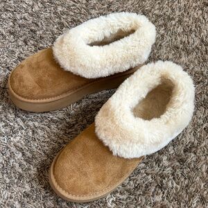 Cozy Tan Slippers with Cream Fur Lining